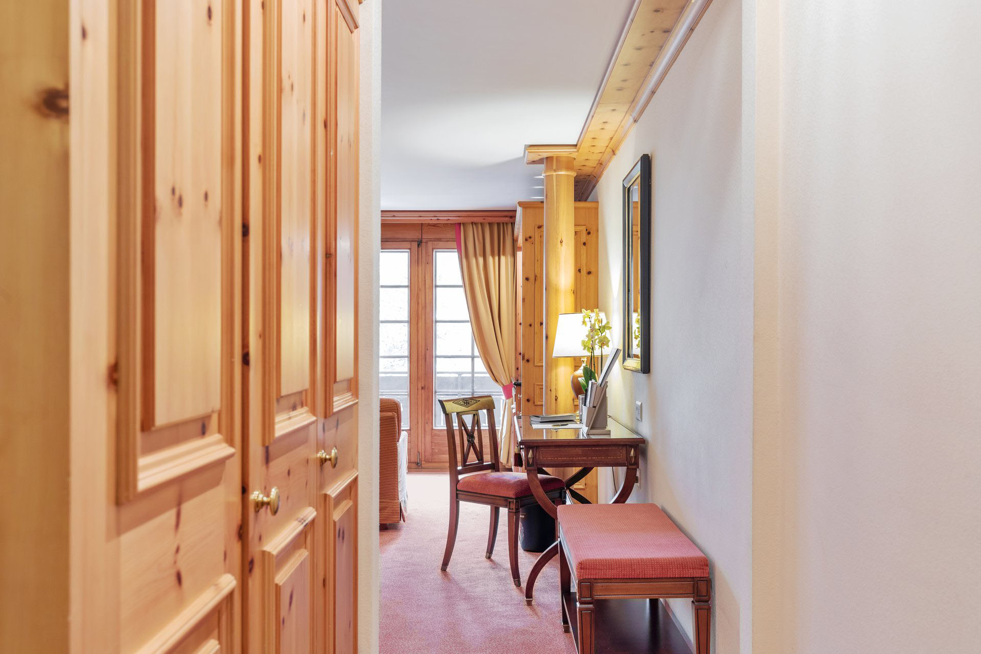 Classic Superior Double Room Hallway - Grand Hotel Zermatterhof