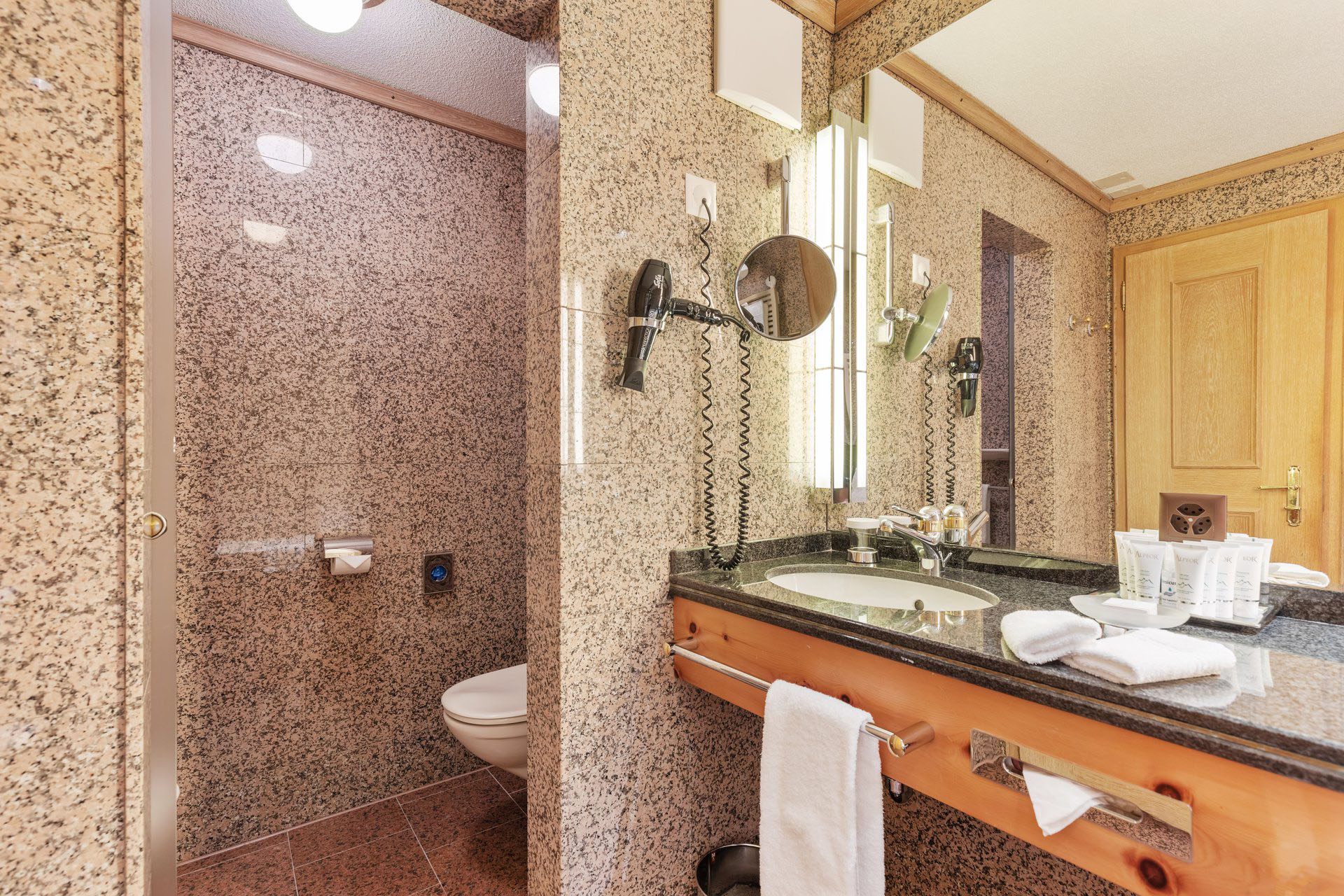 Classic Superior Double Room Bathroom - Grand Hotel Zermatterhof