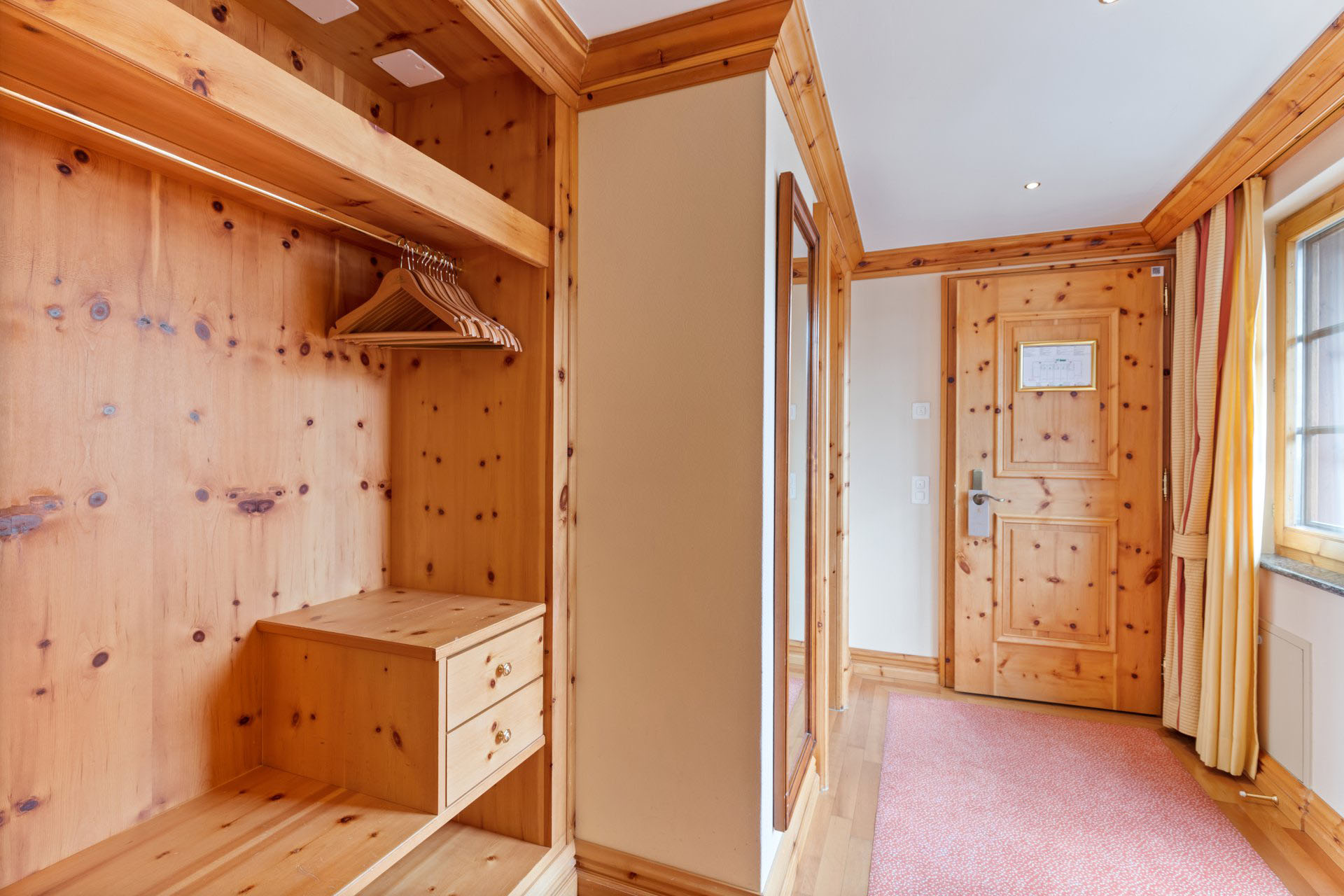 Classic Superior One Bedroom Suite Wardrobe - Grand Hotel Zermatterhof