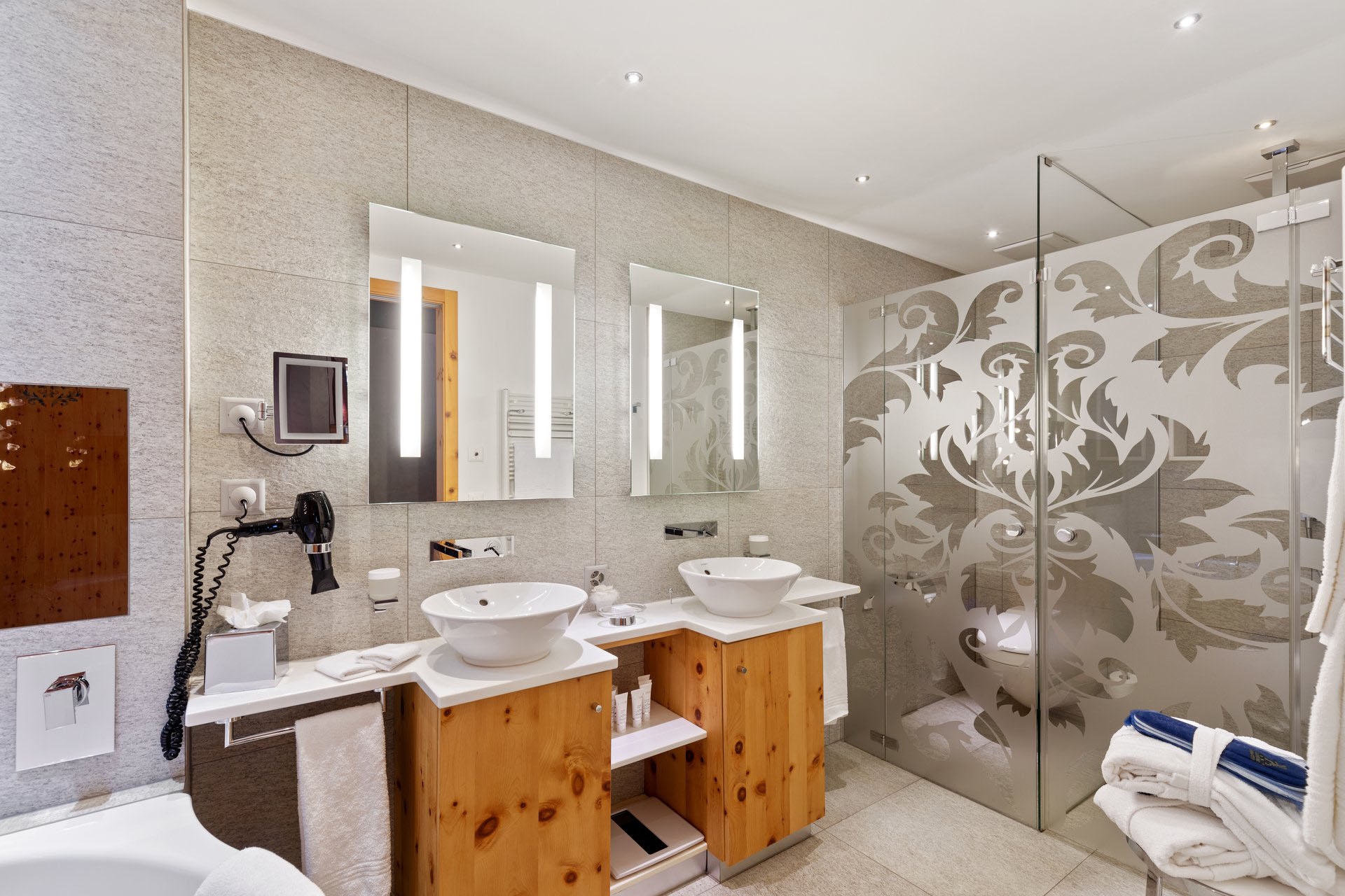 Superior One Bedroom Suite Bathroom - Grand Hotel Zermatterhof